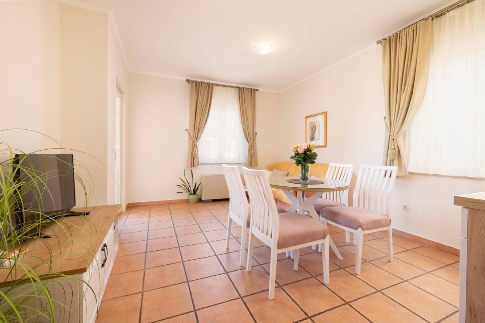 Aparthotel Villa Mozart Podgora Eksteriør billede